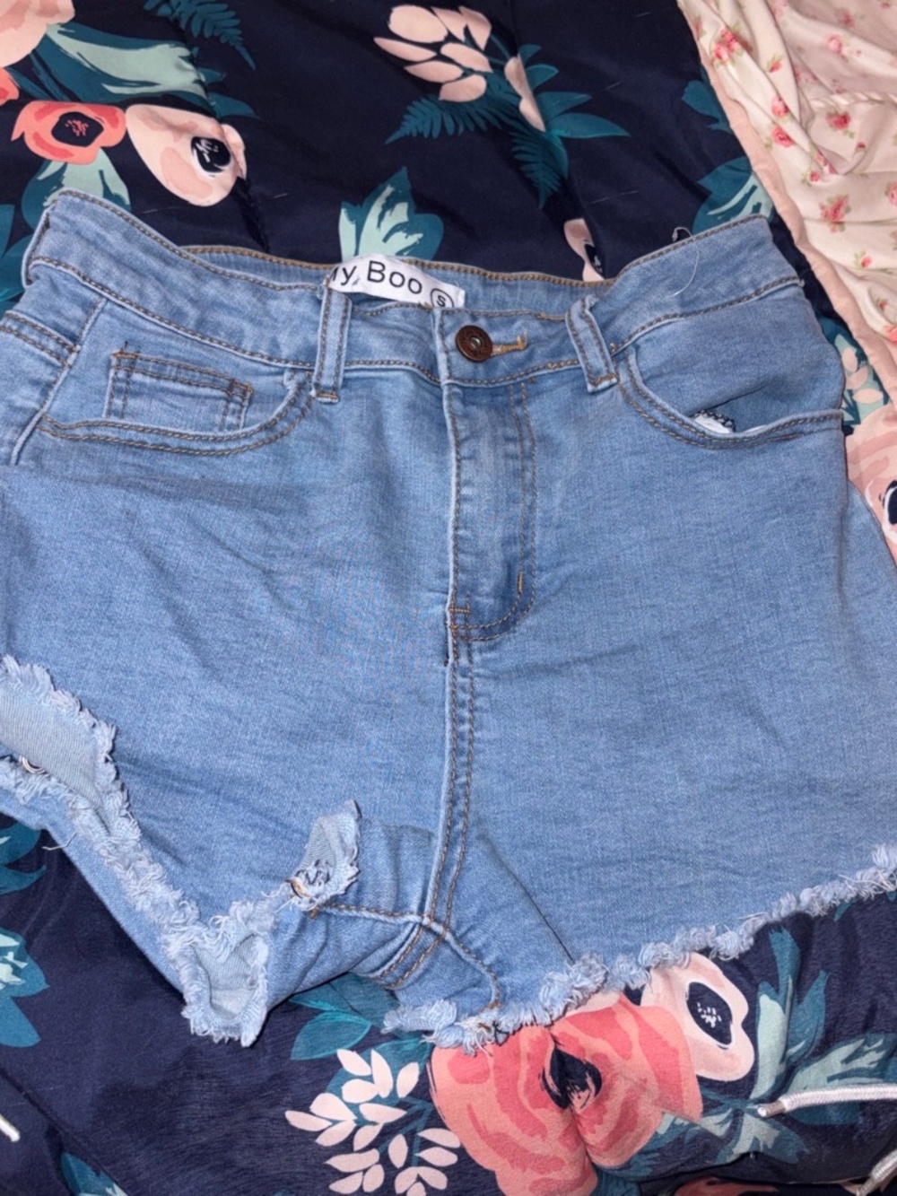 Jean shorts with lace frayed hem